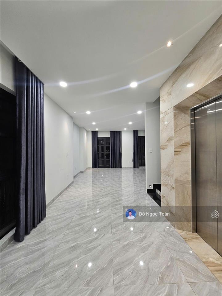 Cho thuê biệt thự 200m2, có đầy đủ thang máy, máy lạnh, bếp, ngăn phòng... tại vinhomes quận 9