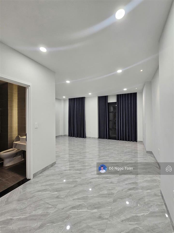 Cho thuê biệt thự 200m2, có đầy đủ thang máy, máy lạnh, bếp, ngăn phòng... tại vinhomes q9