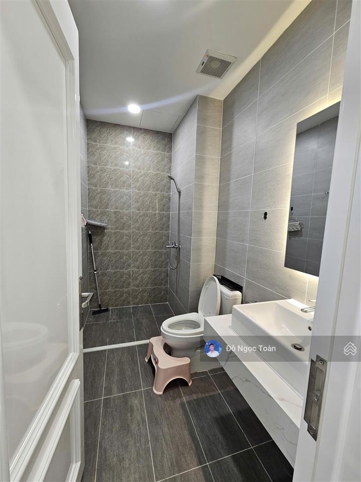 Cho thuê biệt thự 200m2, có đầy đủ thang máy, máy lạnh, bếp, ngăn phòng... tại vinhomes q9