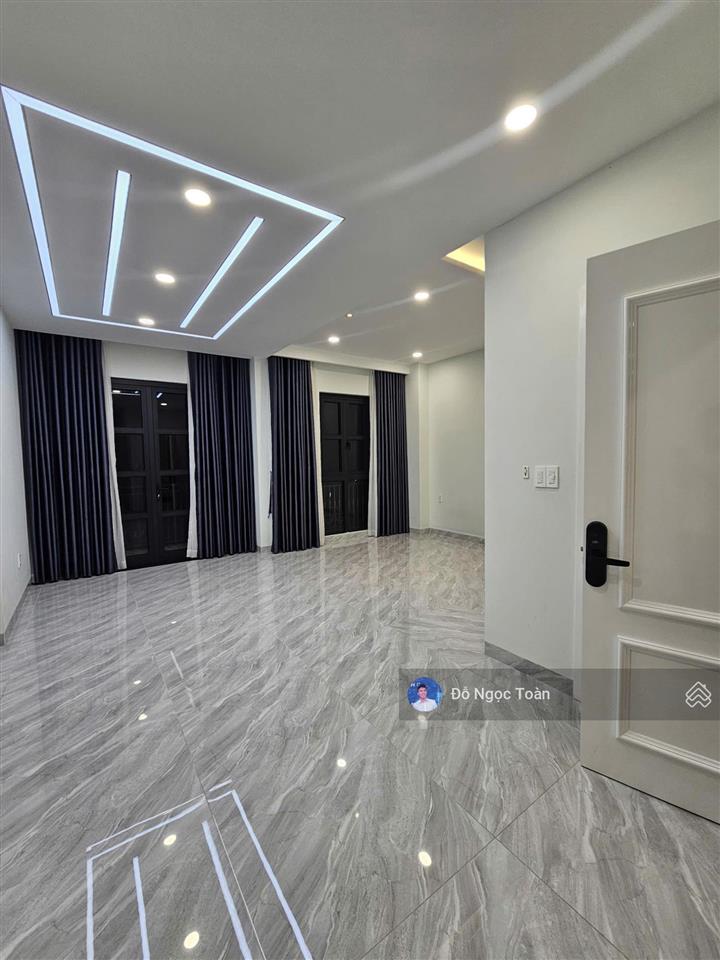 Cho thuê biệt thự 200m2, có đầy đủ thang máy, máy lạnh, bếp, ngăn phòng... tại vinhomes q9