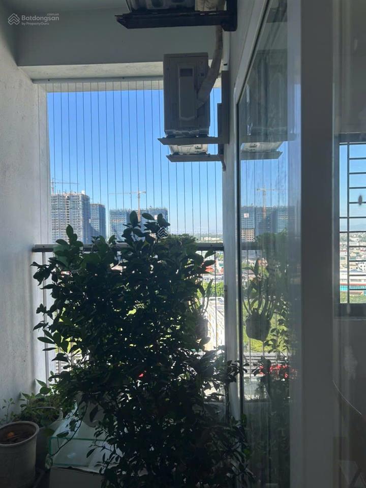 Bán căn hộ 90.2 m2, 3 pn, 2 wc, tầng cao hướng view thoáng mặt ngoài đường đôi, sổ đỏ chính chủ