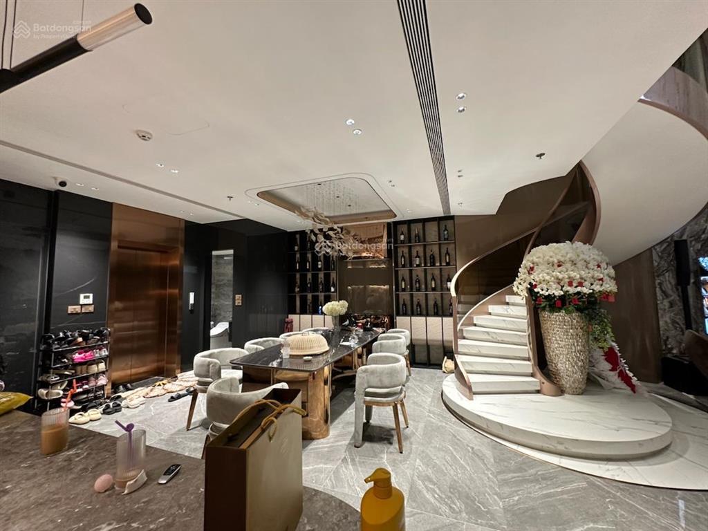 Bán tòa nhà vip vừa kinh doanh, vừa làm văn phòng nguyễn khang, cầu giấy 185m2 9 tầng 90 tỷ.