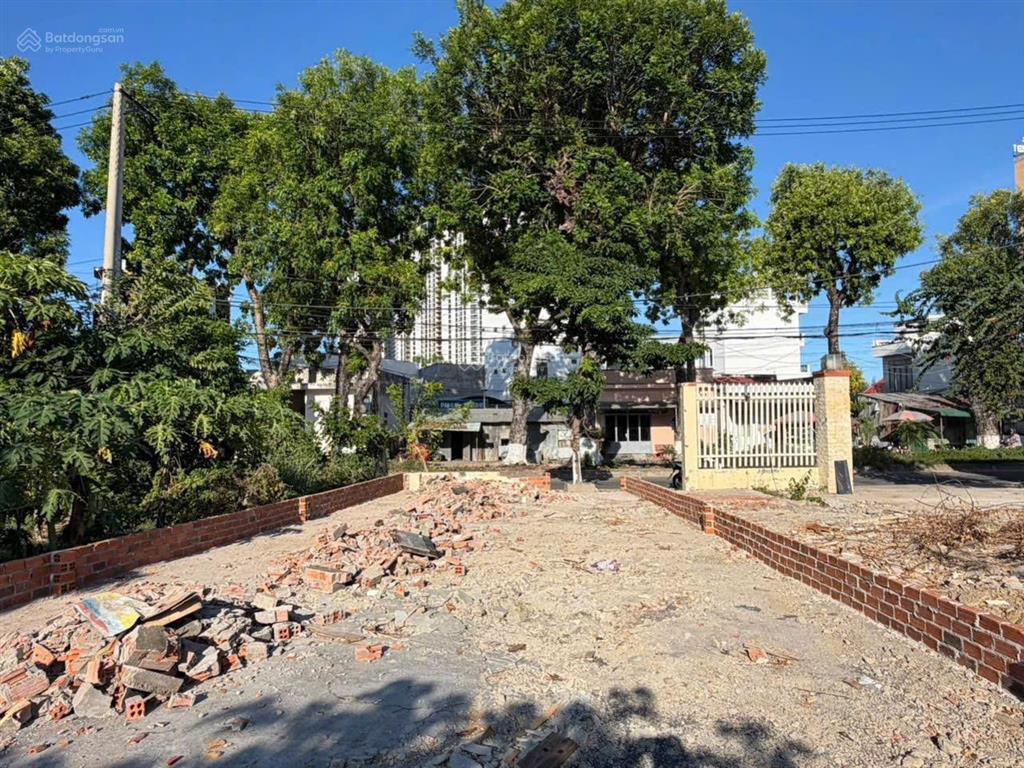 Bán đất (132m2, ngang 5.5m) mặt đường thân nhân trung  cách biển 350m. giá 76tr/m2