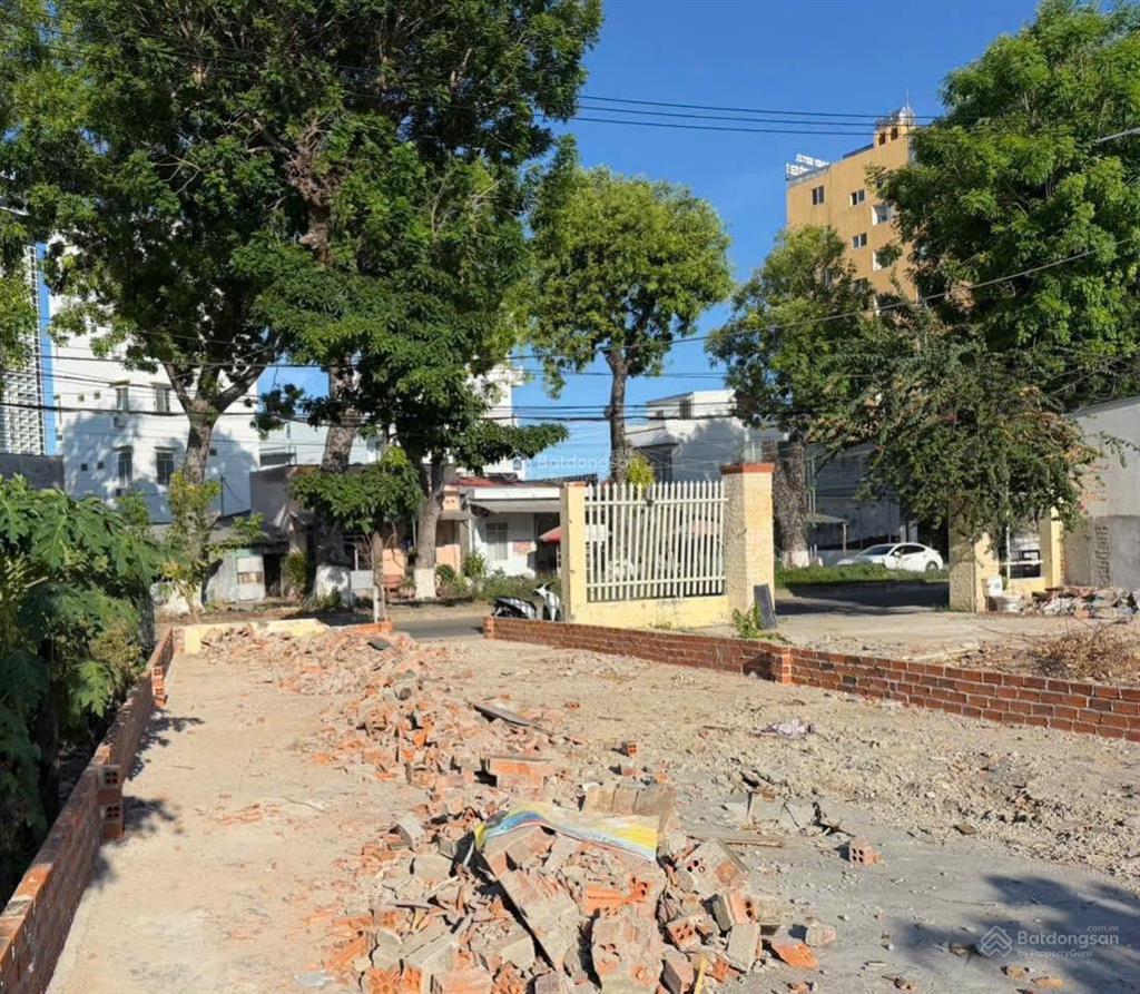 Bán đất (132m2, ngang 5.5m) mặt đường thân nhân trung  cách biển 350m. giá 76tr/m2