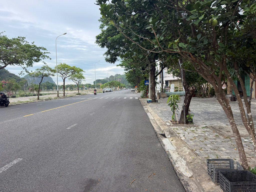 Bán lô MT đường PHẠM HỮU NHẬT (trục 15m thông biển)đối diện Núi NHS .Giá 10ty4 LH 0942992361