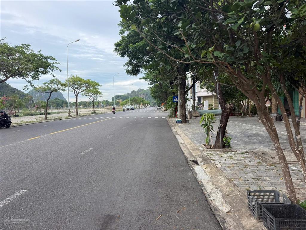 Bán lô mt đường phạm hữu nhật (trục 15m thông biển) đối diện núi nhs. giá 10,4 tỷ.  0942 992 ***