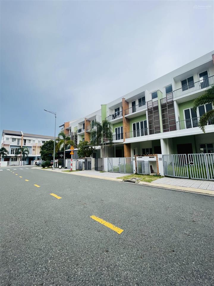 Cần bán nhanh nhà 3 tầng tại sun casa 1 hòa phú  tp mới bình dương. giá giảm