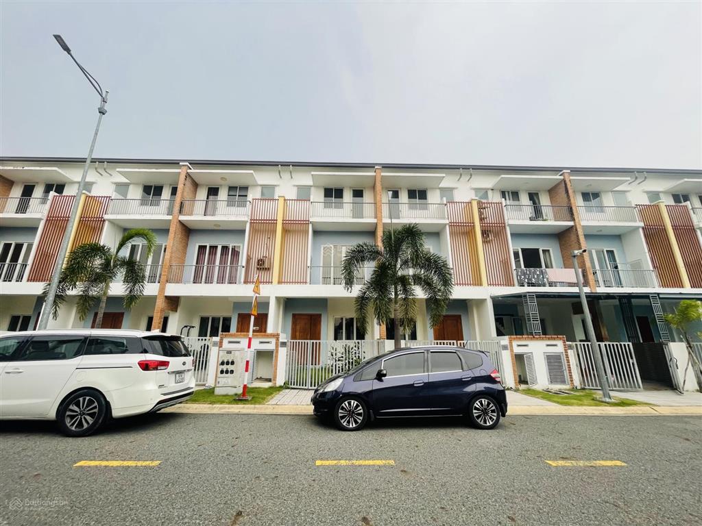 Cần bán nhanh nhà 3 tầng tại sun casa 1 hòa phú  tp mới bình dương. giá giảm
