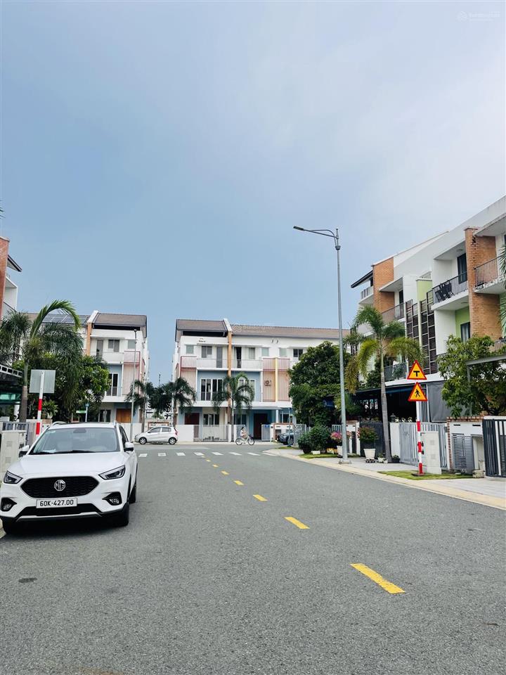 Cần bán nhanh nhà 3 tầng tại sun casa 1 hòa phú  tp mới bình dương. giá giảm
