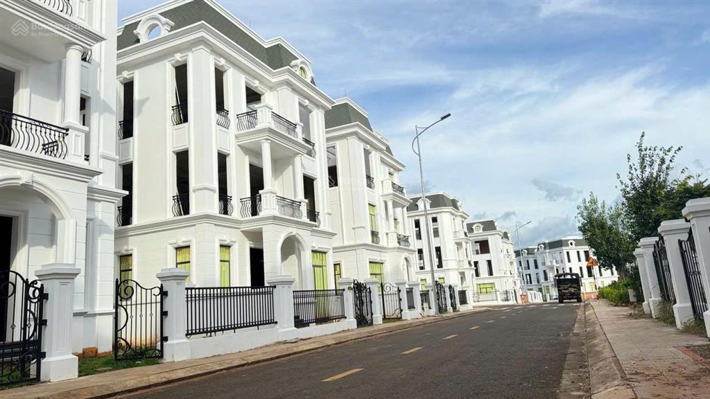 Cần chuyển nhượng căn biệt thự song lập đường hướng dương 50m giá tốt.