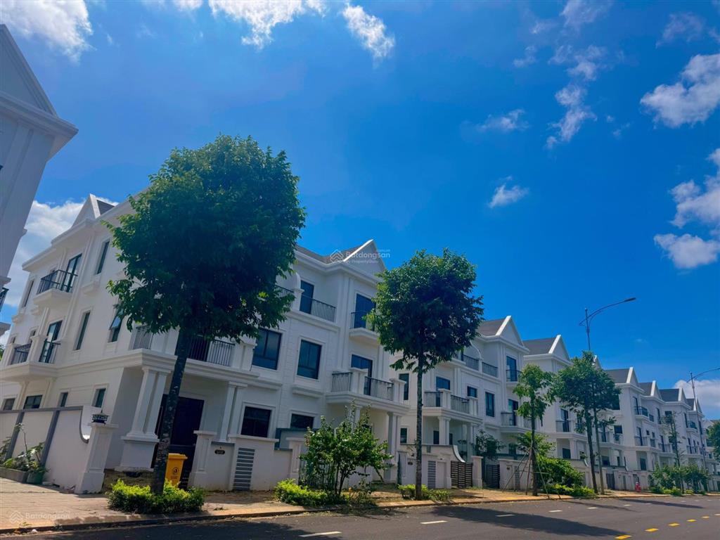 Cần chuyển nhượng căn biệt thự song lập đường hướng dương 50m giá tốt.