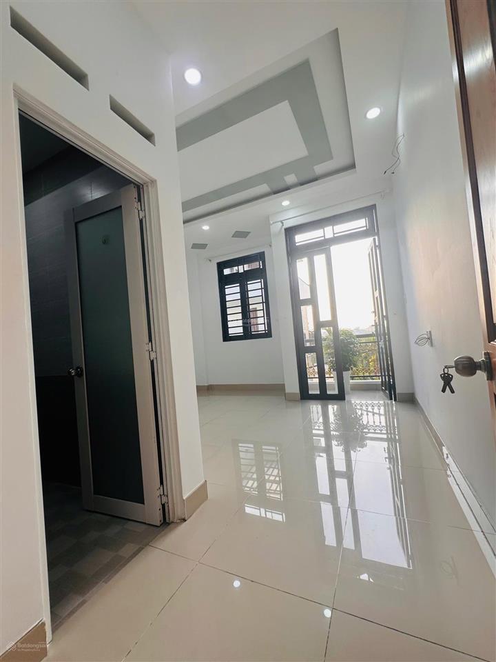 Quận 12, giảm 450tr con 5.85 tỷ bán nhà 4.5 x 15 , đường dọc kênh, xe tải thông, hiệp thành