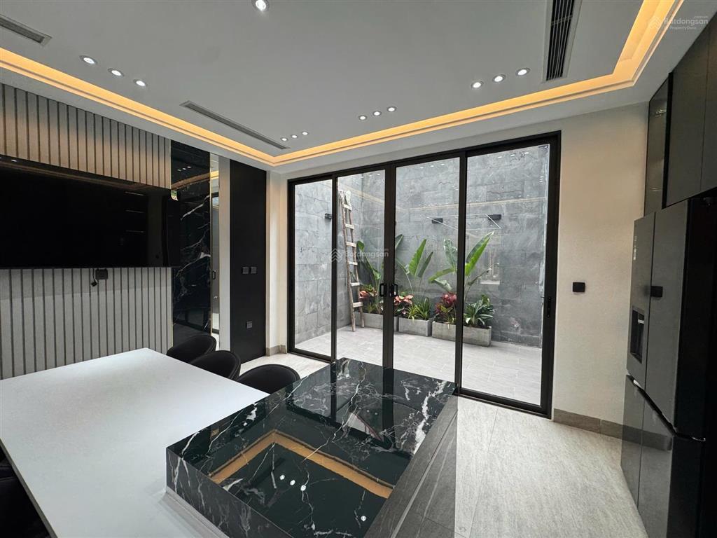 Bán nhà 110m xây 6 tầng thang máy ngõ thông ô tô tại ngô gia tự long biên