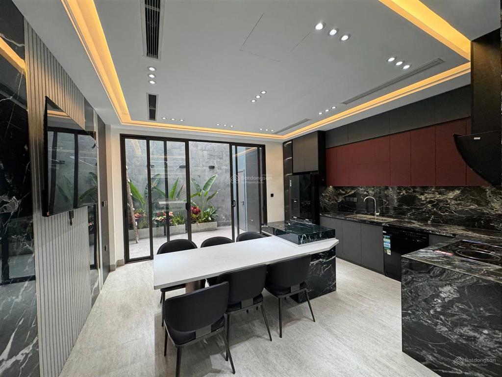 Bán nhà 110m xây 6 tầng thang máy ngõ thông ô tô tại ngô gia tự long biên