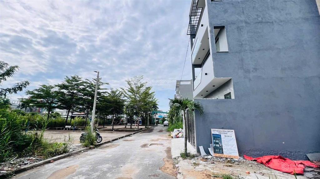 Đất đối diện công viên kdc 1368 lê văn lương. phước kiển, sổ sẵn