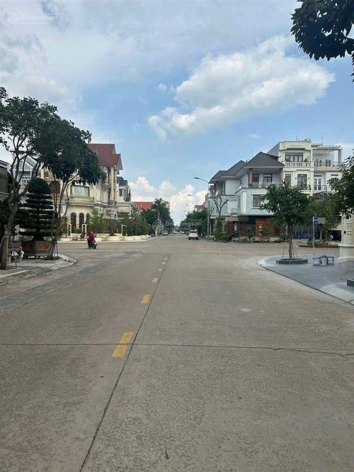 Bán đất 100m2 tại đường c, ku trung tâm hành chính tp dĩ an. nay là tp hcm. chỉ 7 tỷ 300