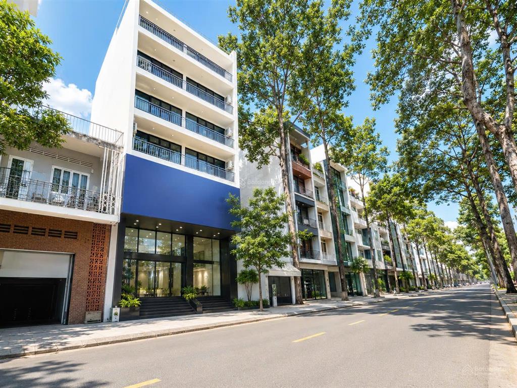 Tòa nhà văn phòng mới  khu trung tâm quận 5 ~1600m² giá thỏa thuận 0886 666 ***