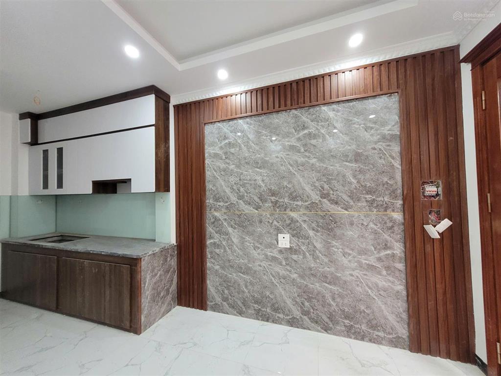 Hiếm có khó tìm  nhà mới 5 tầng, 2 thoáng  cự khối, long biên  chỉ hơn 3tỷ