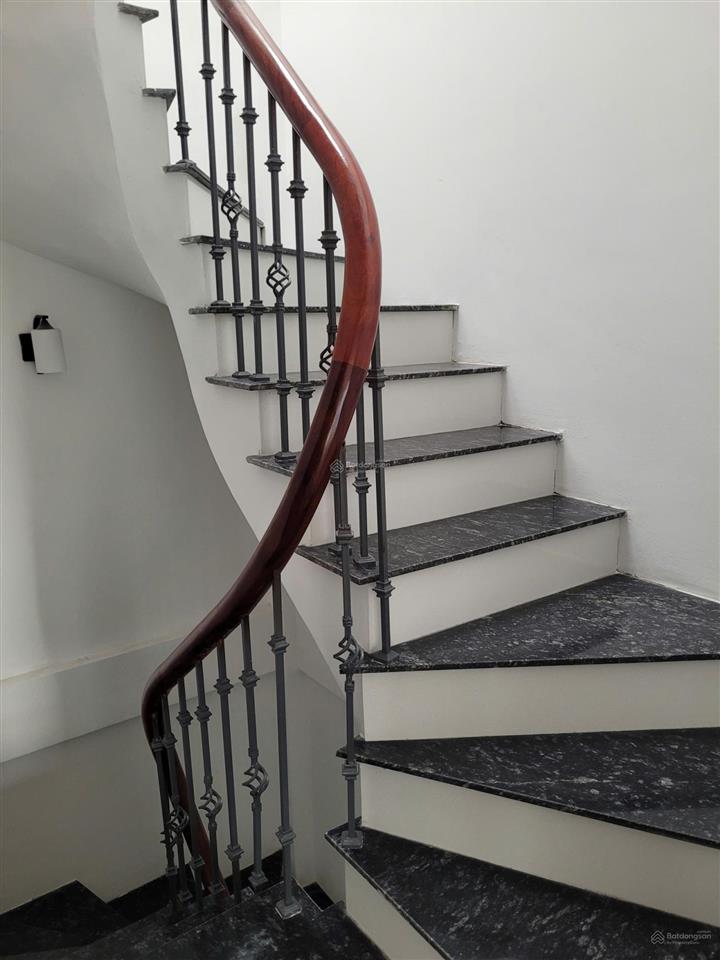 Hiếm có khó tìm  nhà mới 5 tầng, 2 thoáng  cự khối, long biên  chỉ hơn 3tỷ