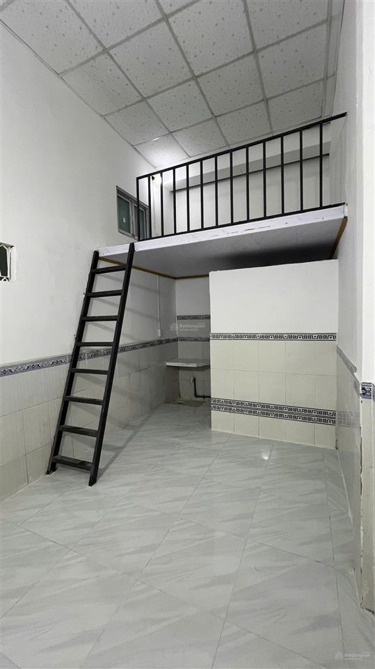 Chính chủ cho thuê phòng gác cao 1m8, giá rẻ 2tr, phòng mới 100%