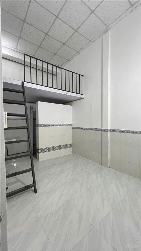 Chính chủ cho thuê phòng gác cao 1m8, giá rẻ 2tr, phòng mới 100%