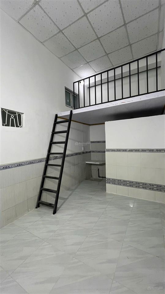 Chính chủ cho thuê phòng gác cao 1m8, giá rẻ 2tr, phòng mới 100%