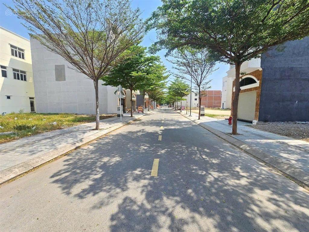 Cần bán lô đất 80m2 ngay khu công nghiệp vsip 2. liền kề chợ trường. bán giá 970 triệu sổ sẵn