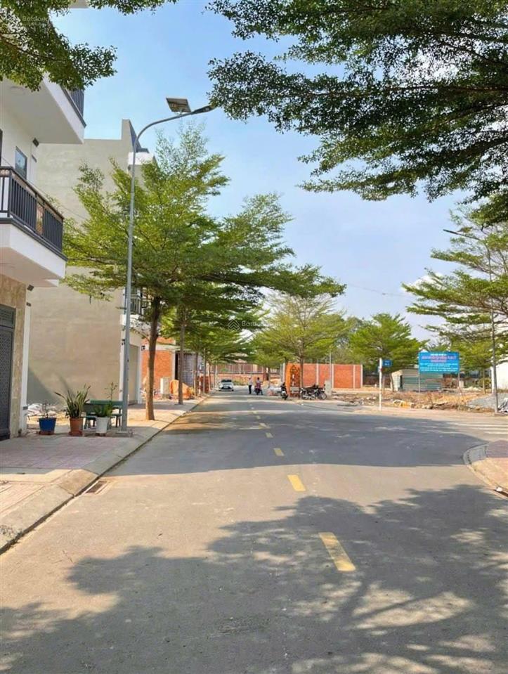 Cần bán lô đất cạnh vsip 2  mặt tiền đường 741  sổ hồng riêng, gần chợ trường