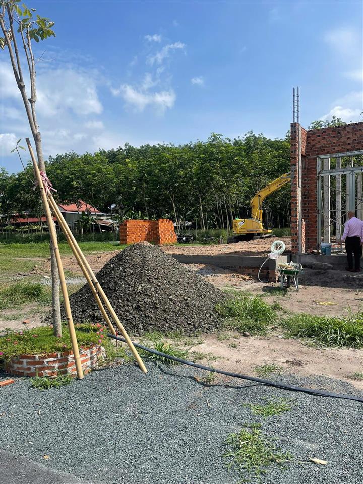 Mặt tiền nhựa thông 225m2 (5*45m) tc 60m2, 189 triệu, sổ sẵn. chơn thành, kcn becamex