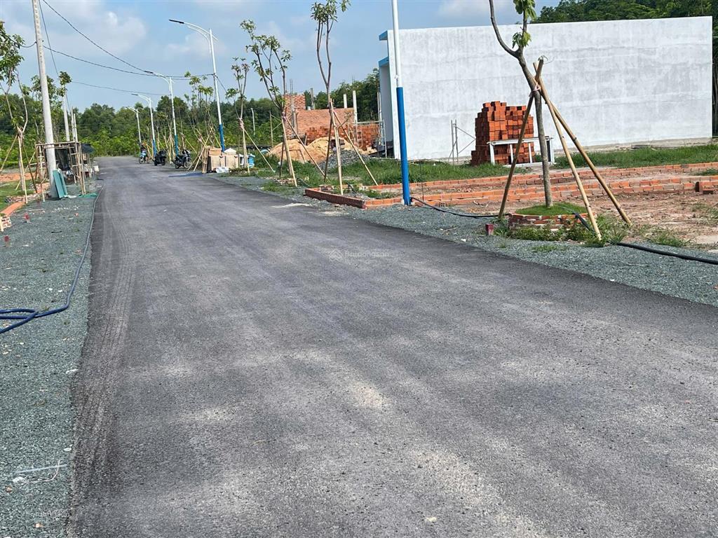 Mặt tiền nhựa thông 225m2 (5*45m) tc 60m2, 189 triệu, sổ sẵn. chơn thành, kcn becamex