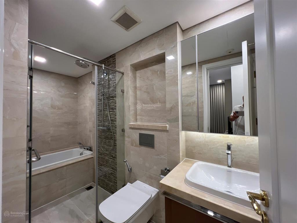 Định cư nước ngoài cần bán lỗ 2pn bason 79m2 giá 17,8 tỷ sổ hồng lâu dài, nội thất cao cấp