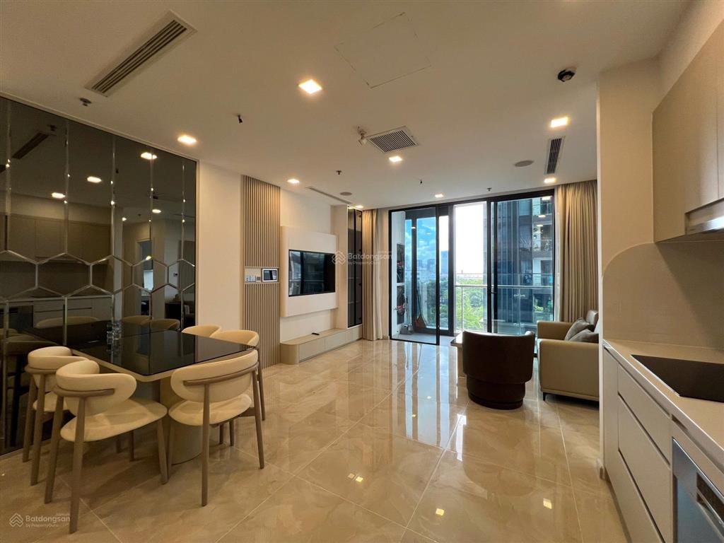 Định cư nước ngoài cần bán lỗ 2pn bason 79m2 giá 17,8 tỷ sổ hồng lâu dài, nội thất cao cấp