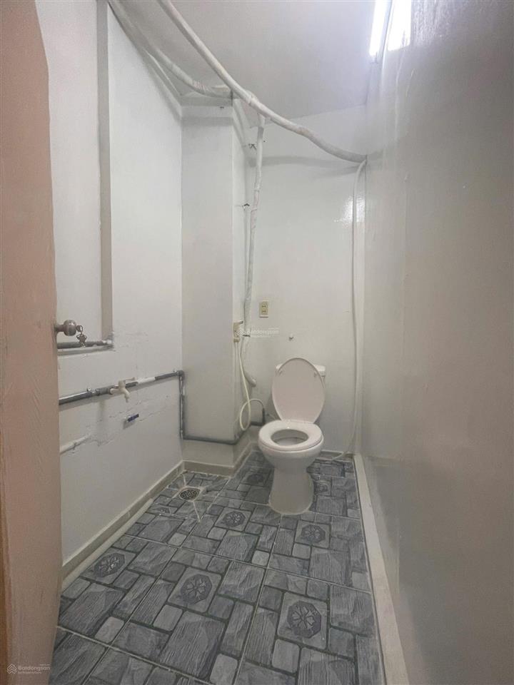 Phòng ban công có cửa sổ giá 2,3tr