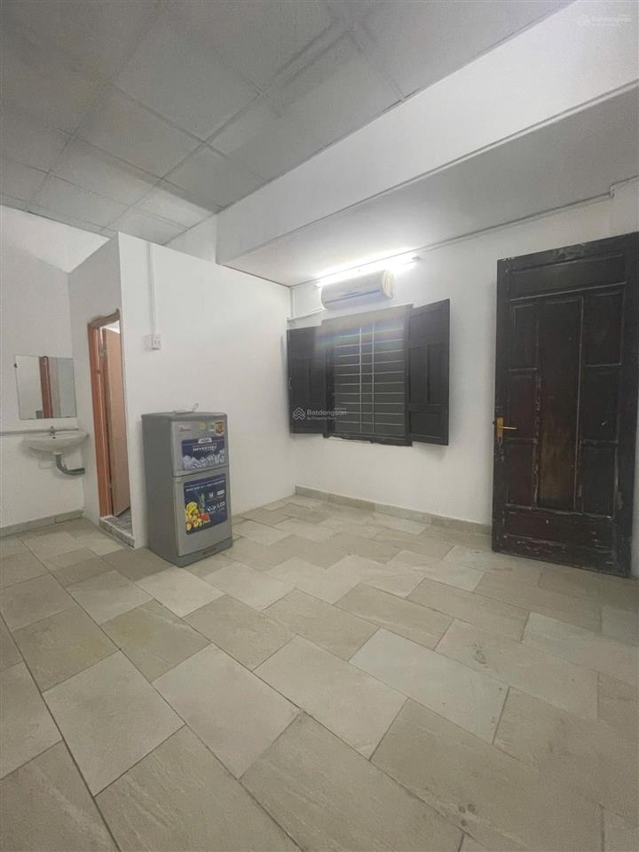 Phòng ban công có cửa sổ giá 2,3tr