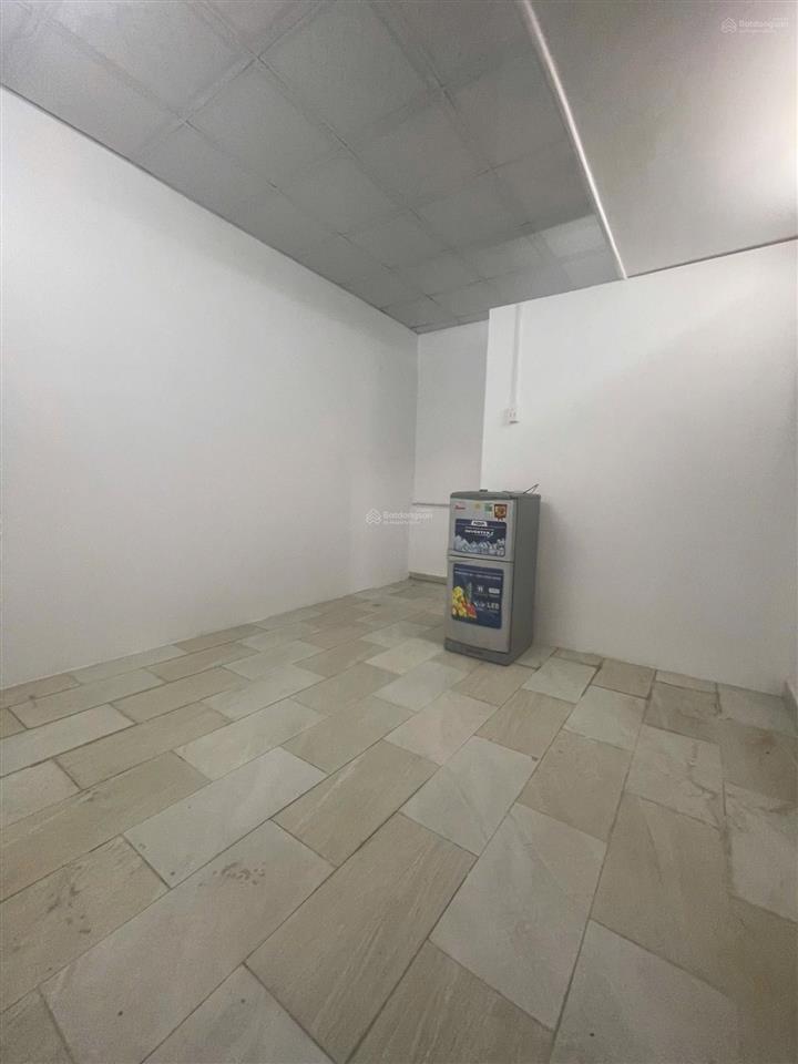 Phòng ban công có cửa sổ giá 2,3tr