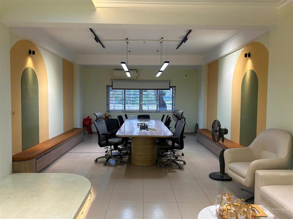 Văn phòng hoàng quốc việt  110m2, ô tô đỗ cửa. nhà mặt đường cực thoáng.