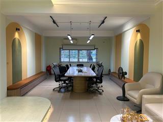 Văn phòng hoàng quốc việt  110m2, ô tô đỗ cửa. nhà mặt đường cực thoáng.