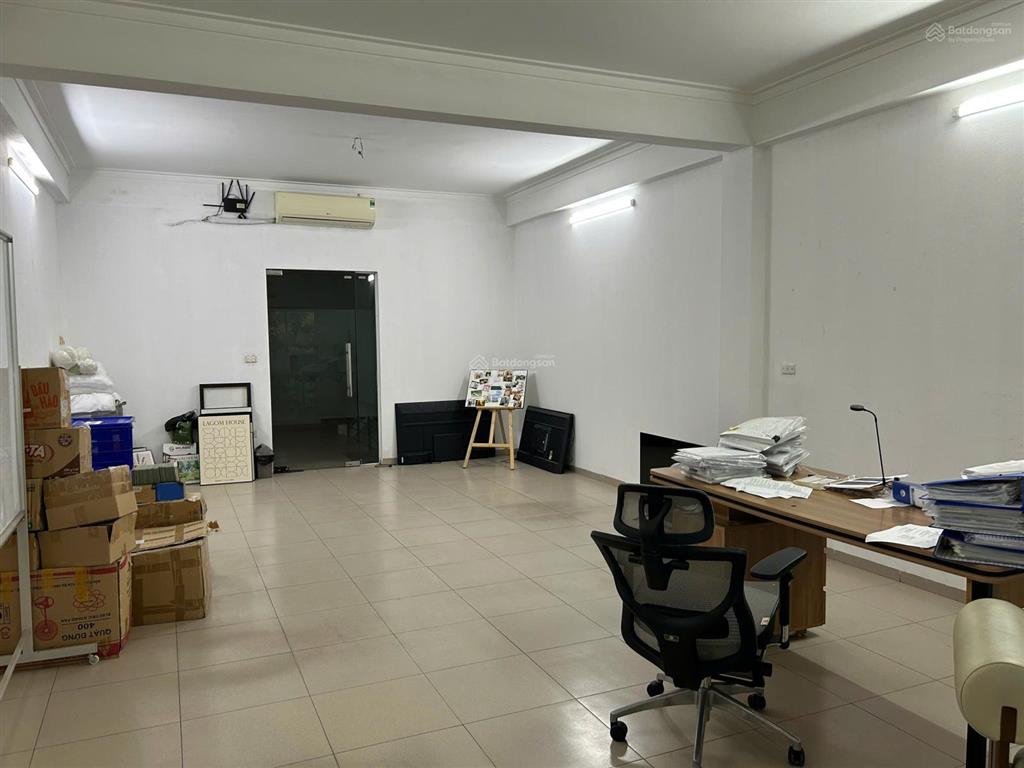 Văn phòng hoàng quốc việt  110m2, ô tô đỗ cửa. nhà mặt đường cực thoáng.