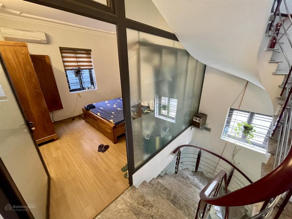 Cho thuê nhà sân cổng phố văn cao, dt 60m2, 4 phòng ngủ.