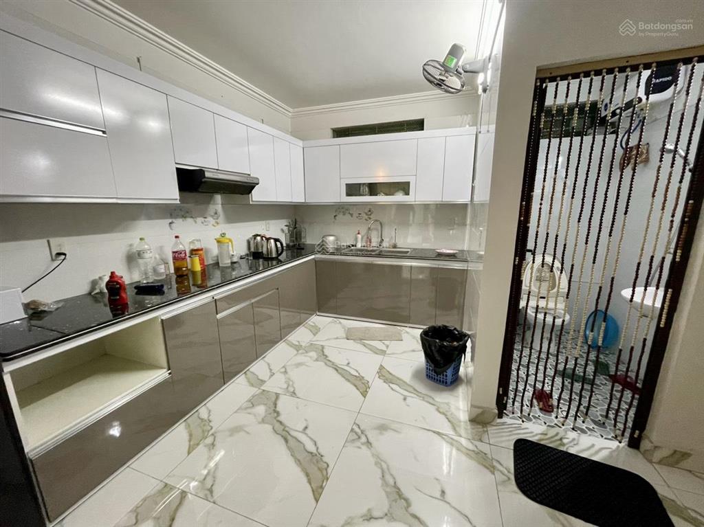 Cho thuê nhà sân cổng phố văn cao, dt 60m2, 4 phòng ngủ.