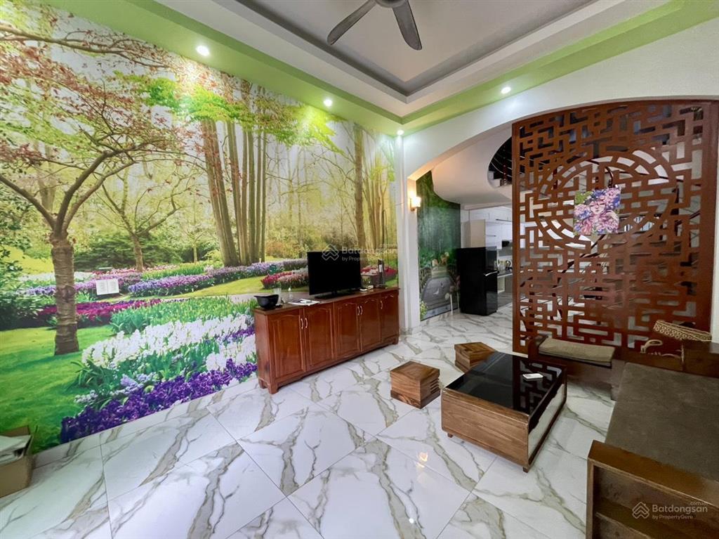 Cho thuê nhà sân cổng phố văn cao, dt 60m2, 4 phòng ngủ.