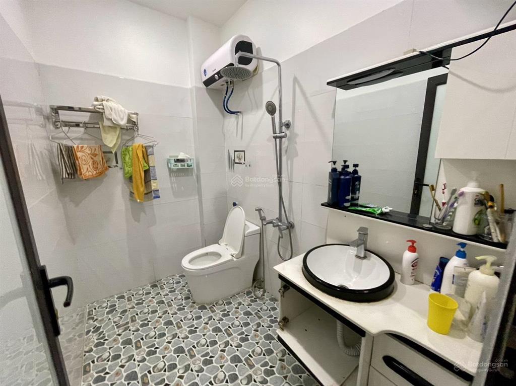 Cho thuê nhà sân cổng phố văn cao, dt 60m2, 4 phòng ngủ.