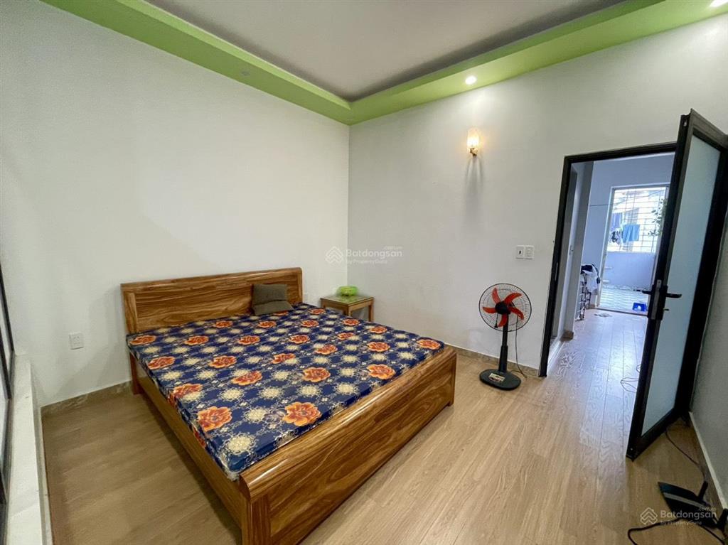 Cho thuê nhà sân cổng phố văn cao, dt 60m2, 4 phòng ngủ.