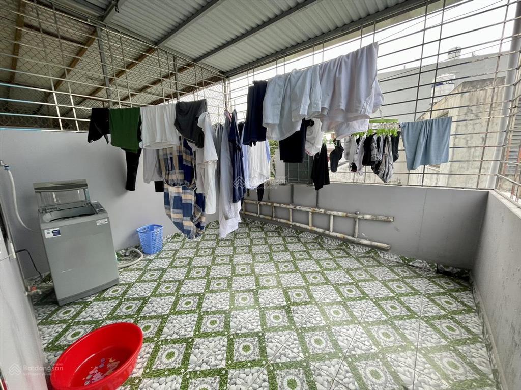 Cho thuê nhà sân cổng phố văn cao, dt 60m2, 4 phòng ngủ.