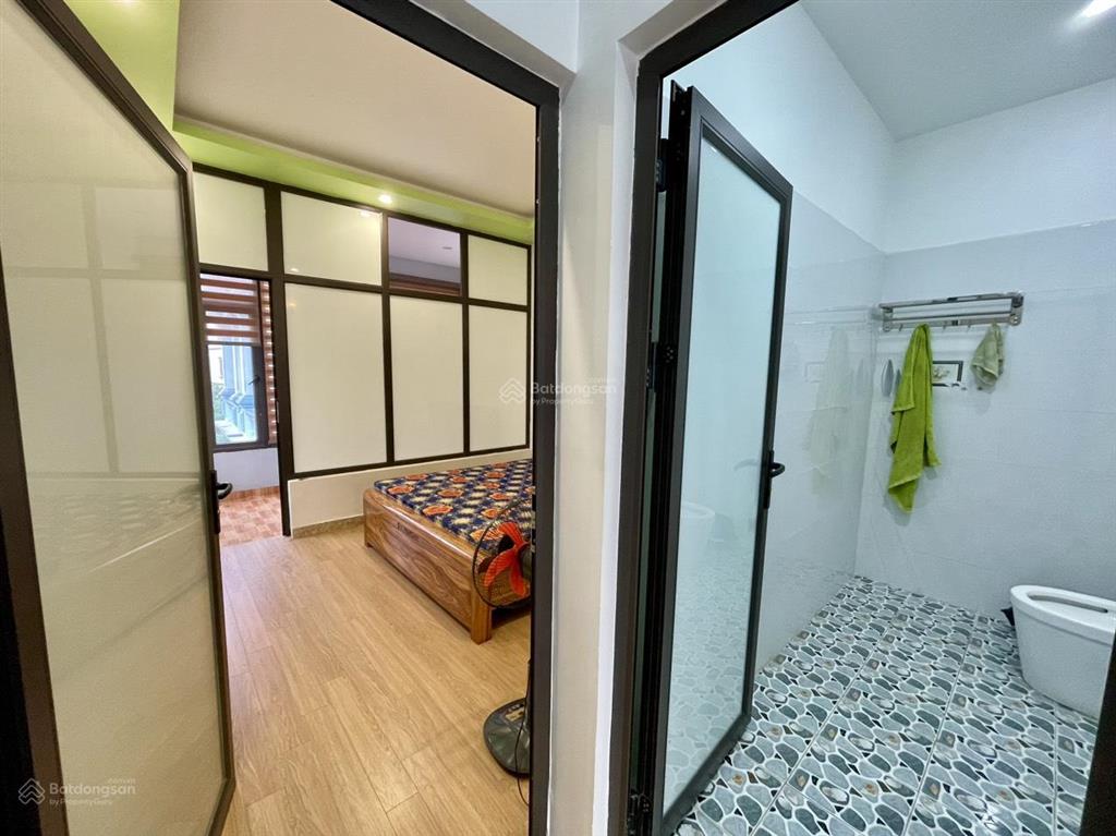 Cho thuê nhà sân cổng phố văn cao, dt 60m2, 4 phòng ngủ.