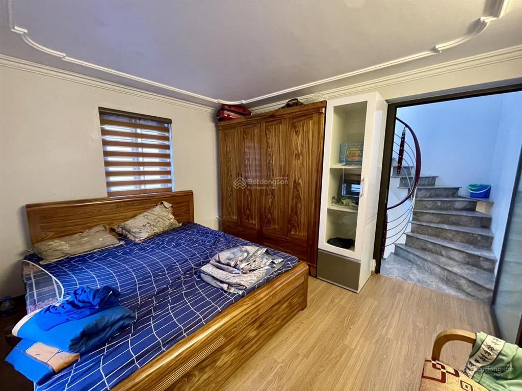 Cho thuê nhà sân cổng phố văn cao, dt 60m2, 4 phòng ngủ.