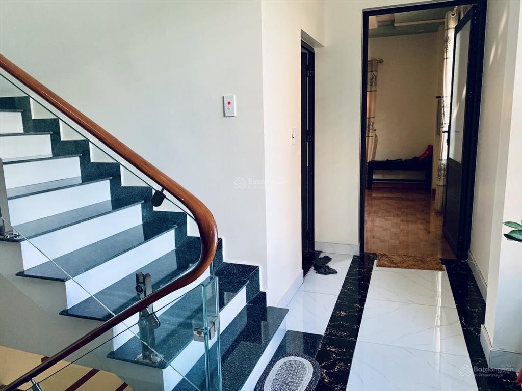 Cho thuê nhà lô góc văn cao, dt 65m2, 3 phòng ngủ thiết kế hiện đại