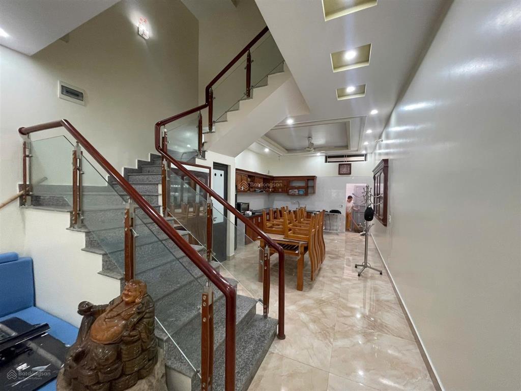 Cho thuê nguyên căn sân cổng phố văn cao, dt 90m2, 4 ngủ khép kín