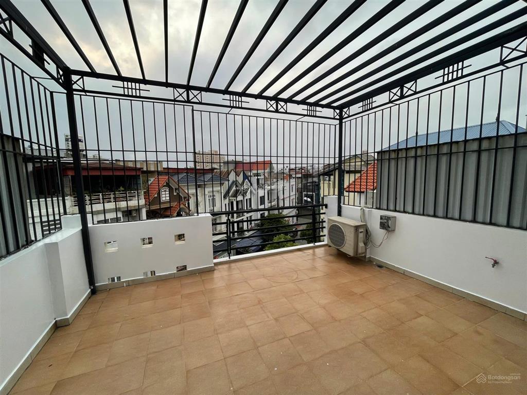 Cho thuê nguyên căn sân cổng phố văn cao, dt 90m2, 4 ngủ khép kín