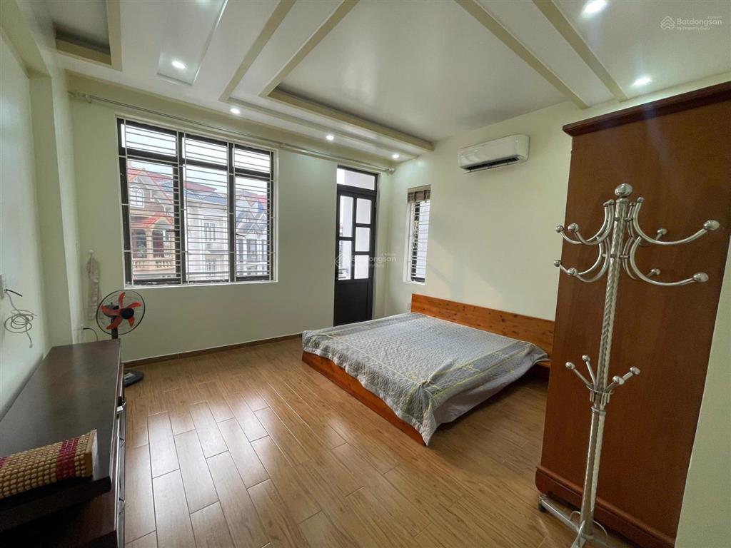 Cho thuê nguyên căn sân cổng phố văn cao, dt 90m2, 4 ngủ khép kín